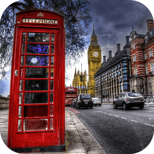 Cabina telefonica rossa in una strada di Londra vicino al Big Ben