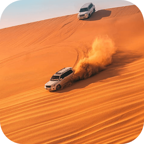 Safari nel deserto con fuoristrada che sfrecciano sulle dune di sabbia