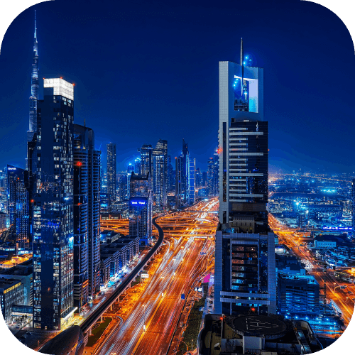 Skyline di Dubai di notte con grattacieli illuminati e luci della città